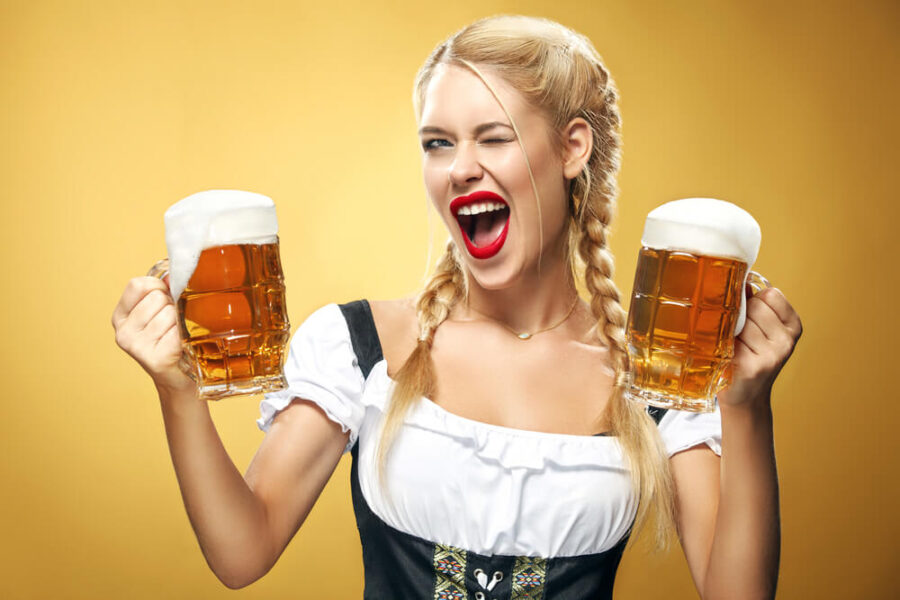 Blondes Model hält zwei Bierkrüge