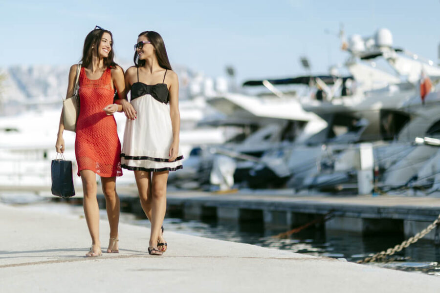 Zwei Frauen gehen gemeinsam durch einen Hafen